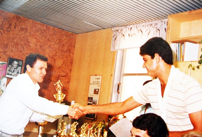 עלאווה מקבל גביע הוקרה מראש המועצה מאיר שטרית, 1985