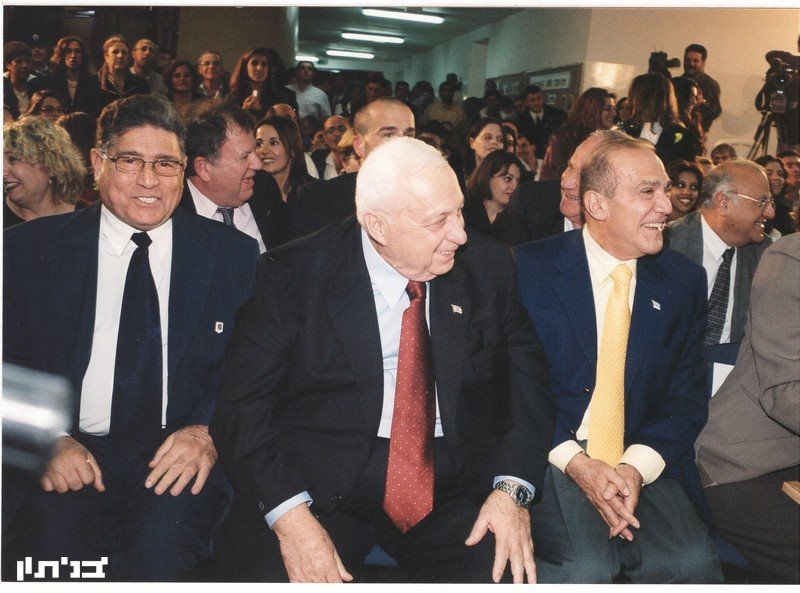 ראש העיר צבי גוב-ארי, ראש הממשלה  דאז אריאל שרון וסמי שמעון