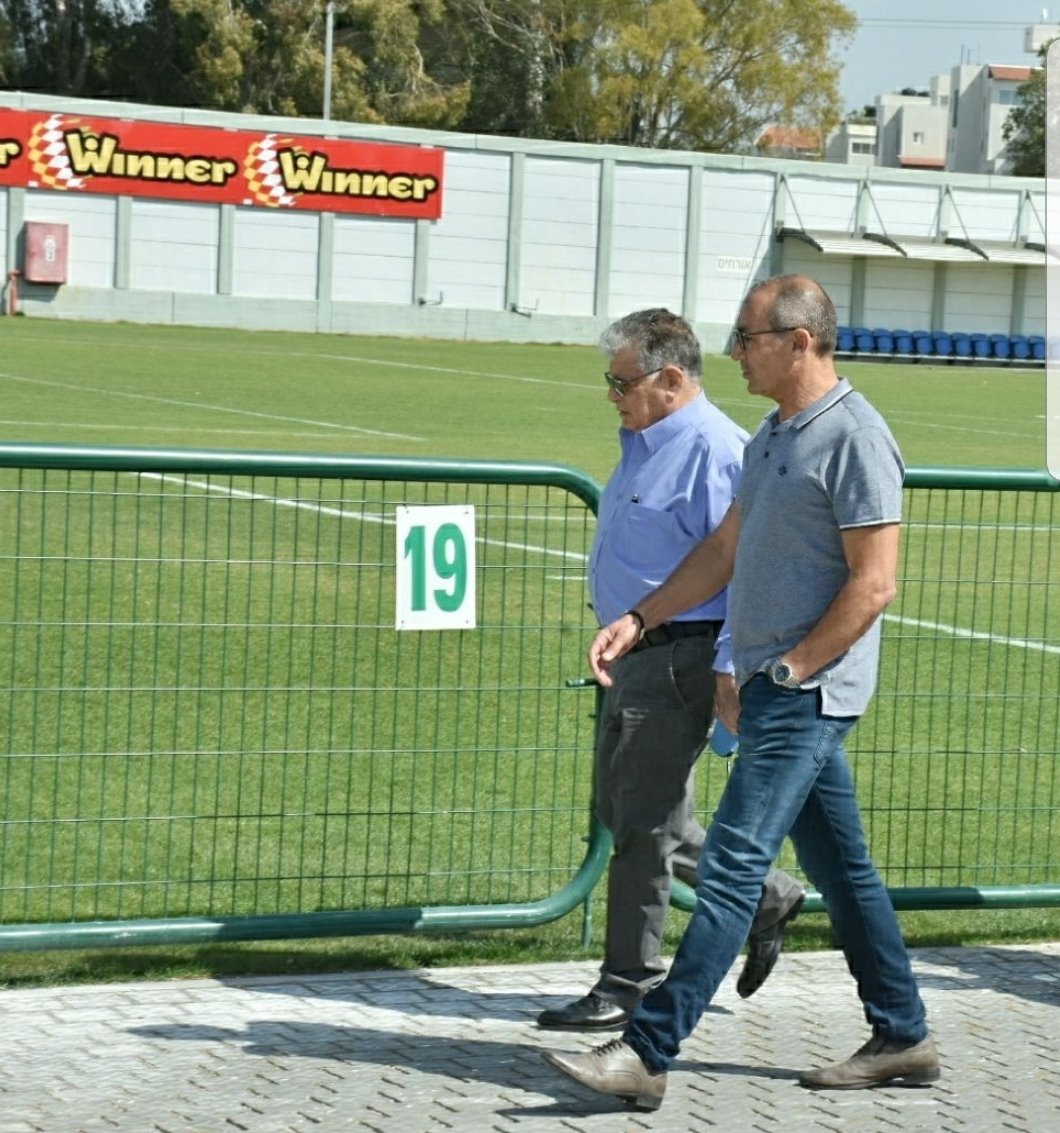 ראש העיר צבי גוב-ארי ויוסי לגזיאל בדרך למפגש עם השחקנים. צילום : חגי בן- ציון
