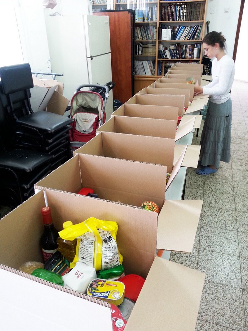 מתנדבת מכינה חבילות לחג בבית חב''ד